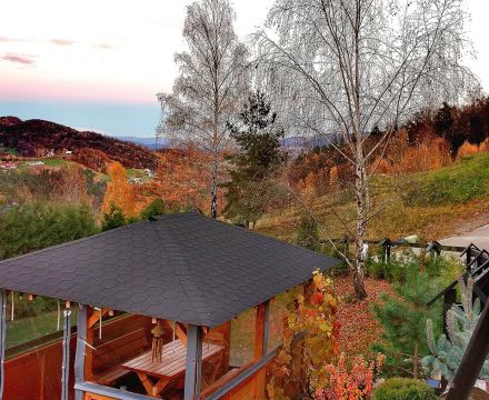 domek z altana w gorach na jesien